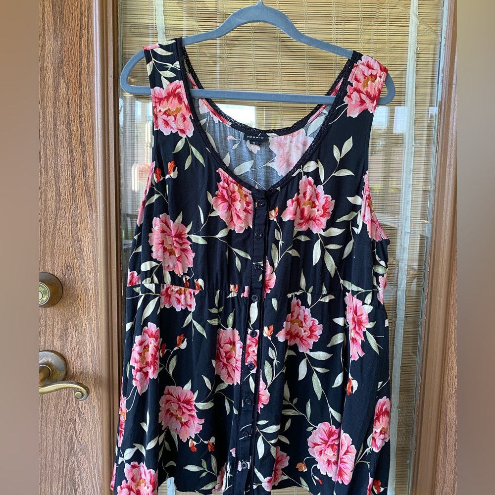 Black floral print babydoll sleeveless tunic top.